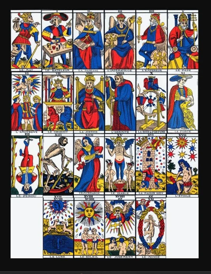 Les 22 arcanes majeurs dont celle sans nom (la XIII) et Le Mat (ou Le Fou) sans nombre.