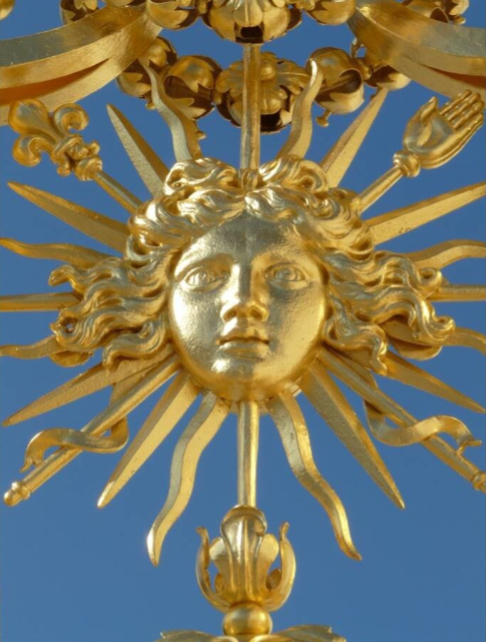 Emblème doré du Roi-Soleil au château de Versailles.