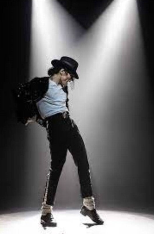 Michael Jackson dansant sous un faisceau de lumière.